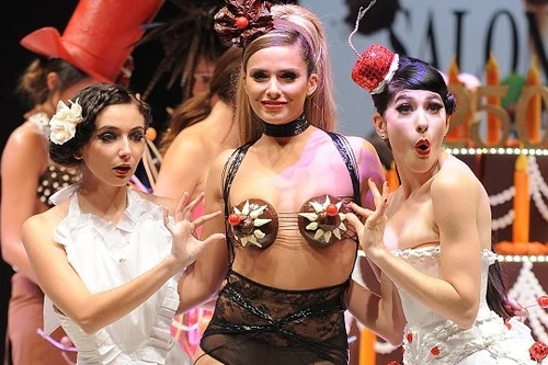 Sao khiêu dâm Clara Morgane diện áo lót socola 