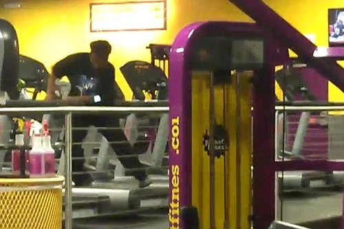 Độc đáo đoạn clip người phụ nữ nhảy trên máy tập