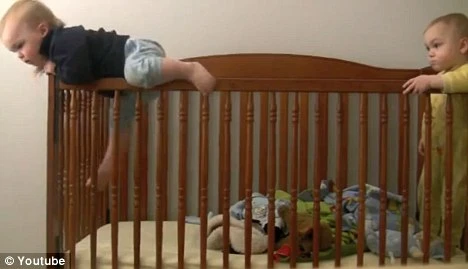 Xem bé trai vượt "ngục" phá hủy bằng chứng