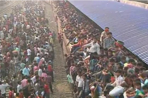 Hàng trăm ngàn người ngồi trên nóc tàu hỏa về quê