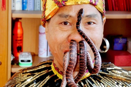 Cho rắn 1m chui vào mũi rồi bò ra từ miệng