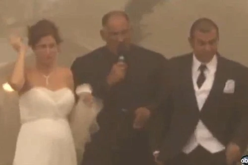 Cưới nhau trong bão cát