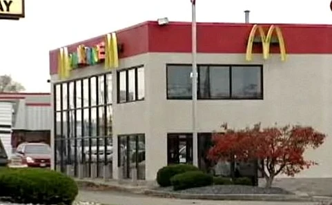 Cậu bé 13 tuổi cưỡng bức bé gái 5 tuổi ngay chốn công cộng