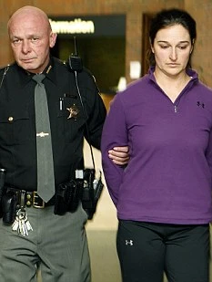 Nữ giáo viên rủ học sinh về nhà quan hệ tập thể