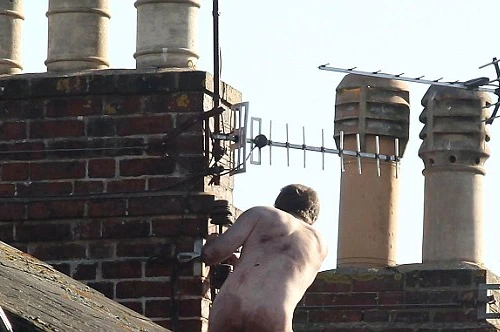 Khỏa thân trèo lên mái nhà trong 9 giờ 