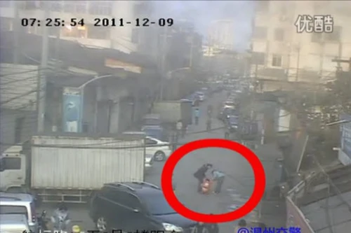 Thần kỳ em bé Trung Quốc mắc kẹt dưới gầm xe không chết