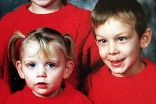 Anh trai, em gái "yêu nhau" trong thang máy