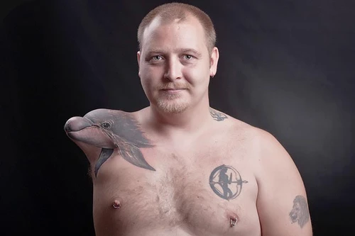 Độc đáo người đàn ông xăm hình 3D trên cánh tay cụt