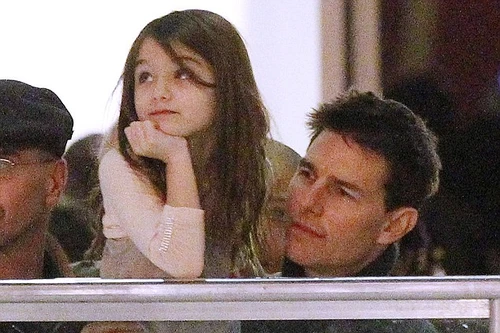 Lộ ảnh nhà Tom-Kat dẫn bé Suri đi trượt băng