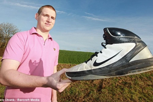 Cậu thiếu niên có bàn chân siêu "khủng"