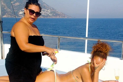 Lộ ảnh Rihanna tiệc tùng trên du thuyền