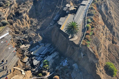 Mỹ: Mưa lớn biến đường thành vực thẳm