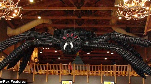 Nhện khổng lồ làm từ 3000 quả bóng bay