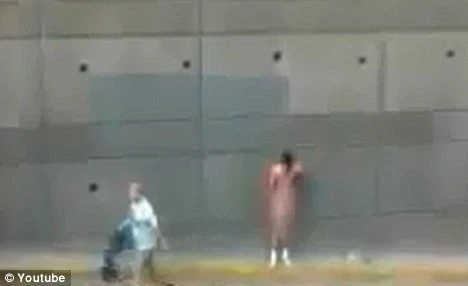 Thản nhiên bắt trộm lột quần áo giữa đường