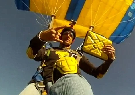  iPad rơi từ độ cao 400m vẫn nguyên vẹn