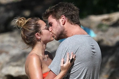 Miley Cyrus diện biniki tình tứ bên bạn trai