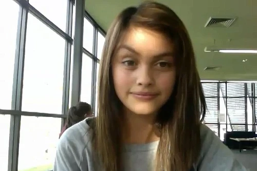 Hài hước cô gái nhảy bằng lông mày