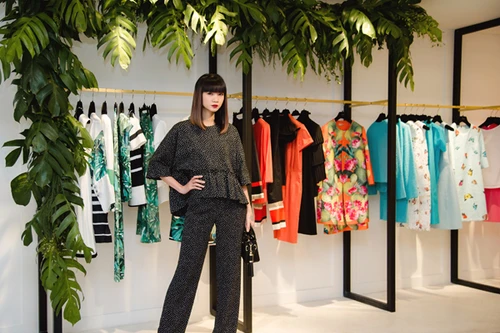 Bà mẹ 3 con Hạ Vy dẫn dàn "gà cưng" đi dự sự kiện