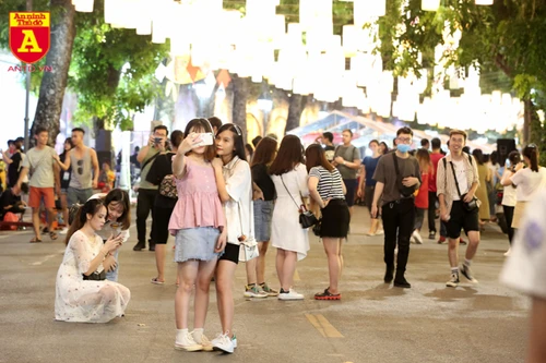 Hàng trăm chiếc đèn lồng trên phố Phùng Hưng trở thành điểm check in của giới trẻ dịp Tết Trung thu