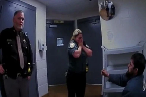 Nhờ cảnh sát "bắt giữ" để cầu hôn bạn gái