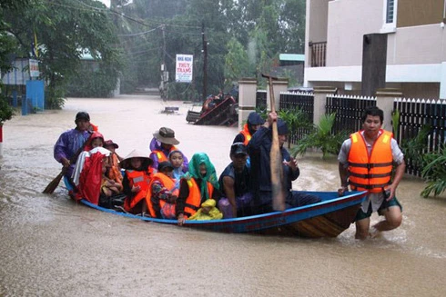 Nam Trung bộ xoay xở giữa lũ lụt trái mùa