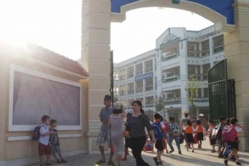 Cô giáo dán băng dính vào miệng học sinh: Không thể đổ tại "nghiệp vụ non"