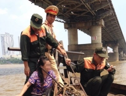 CSGT dùng xuồng cứu phụ nữ nhảy cầu Chương Dương tự tử