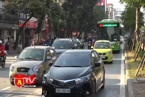 Kiến nghị xử lý nghiêm phương tiện cá nhân lấn làn xe buýt BRT