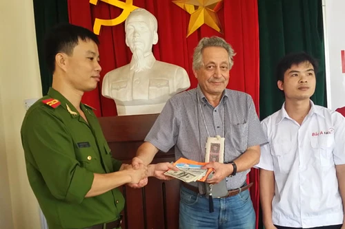 Tài xế taxi hãng Bắc Á trả lại tài sản khách nước ngoài