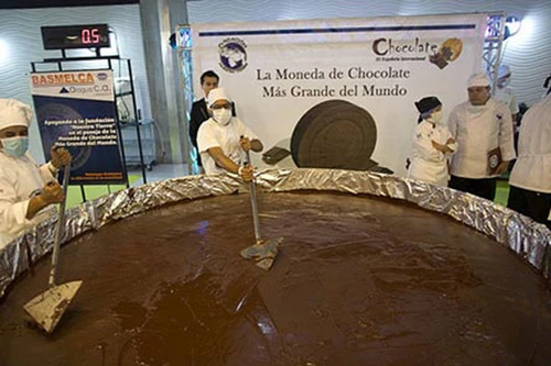 Đồng xu chocolate nặng 1 tấn