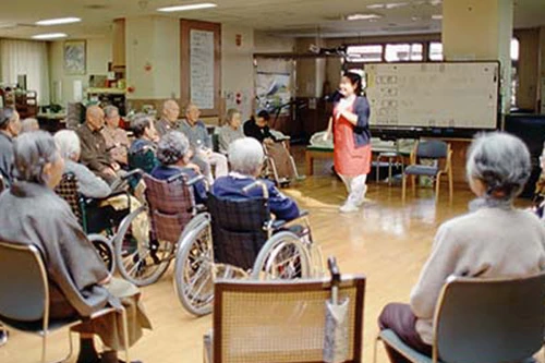 Người Nhật ngại sinh đẻ - ông bố có 4 con được làm bộ trưởng dân số