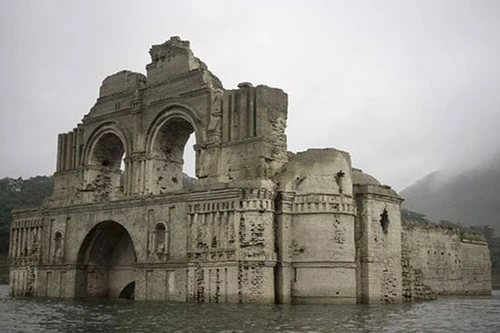 Hạn hán lộ ra nhà thờ 451 tuổi dưới lòng hồ