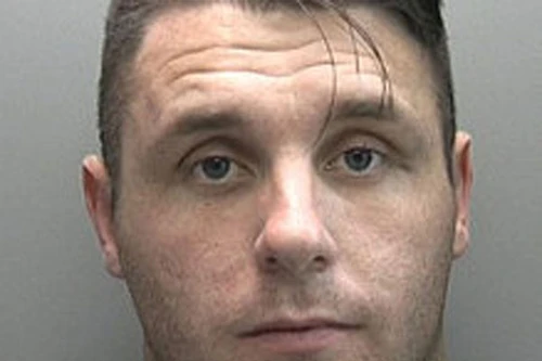 Bị bắt lại sau khi khoe ảnh trên Facebook