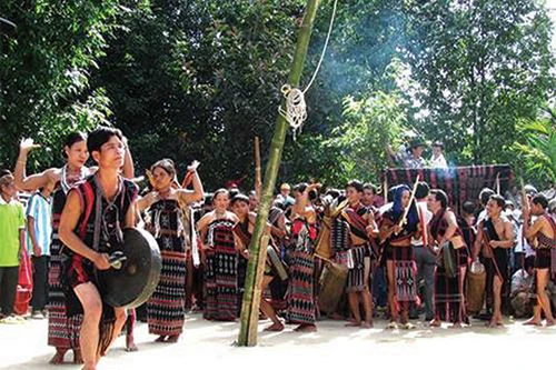 Tái hiện lễ hội truyền thống các dân tộc