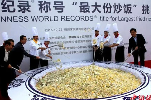 Chảo cơm rang khổng lồ Dương Châu bị tước kỷ lục Guinness