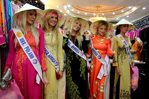 Áo dài Việt có gì thu hút người nước ngoài?