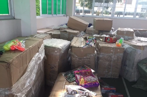 Xe khách chất kín đồ chơi nhập lậu