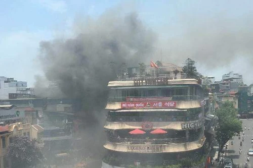 Cháy gần "Hàm cá mập", khói bốc nghi ngút