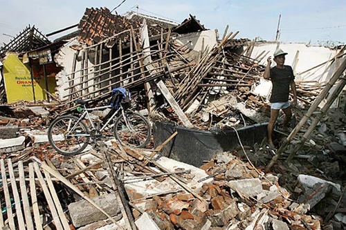 Indonesia: Động đất gây cảnh báo sóng thần