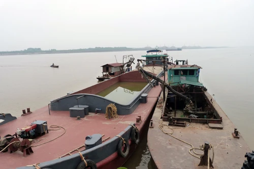 Liên tiếp bắt giữ nhiều tàu “cát tặc” sục sạo lòng sông