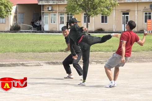 Xem nữ cảnh sát đặc nhiệm tay không hạ đo ván 3 đối tượng cầm dao