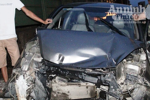 Tàu hỏa tông xe ôtô nát bét, tài xế thoát chết hy hữu