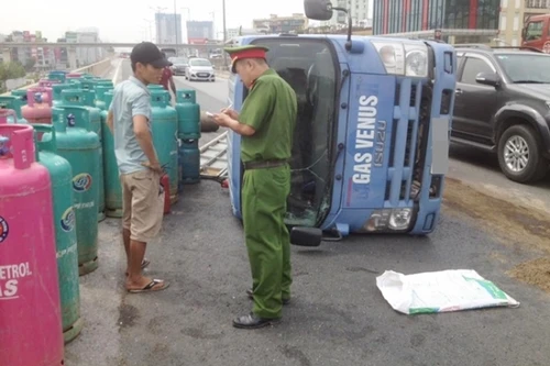 Xe lật bình gas văng, đường trên cao tắc hàng km