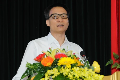 Không để học sinh đội nắng, mưa nghe lãnh đạo phát biểu trong lễ khai giảng