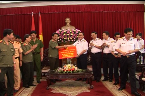 CATP Hà Nội tặng xuồng tuần tra cao tốc cho bộ đội Trường Sa