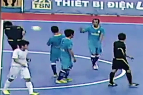 Cầu thủ cay cú, sút bóng vào mặt trọng tài ở giải futsal toàn quốc 2015