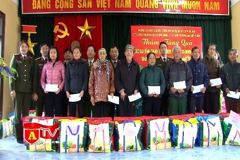 Mang Tết sớm tới các gia đình chính sách ở huyện Ba Vì