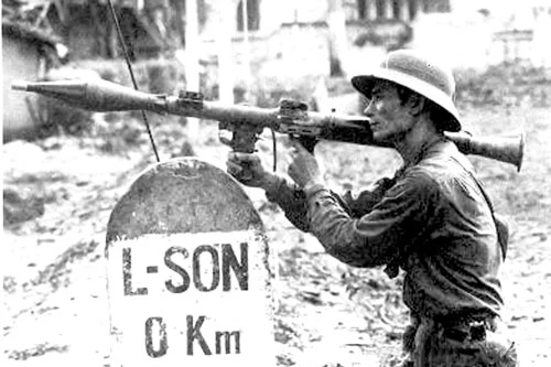 Biết ơn thế hệ đi trước đổ máu đào giữ từng tấc đất của Tổ quốc