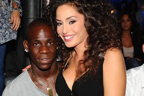 "Ngựa chứng" Mario Balotelli hầu tòa tranh quyền thăm nom... con rơi