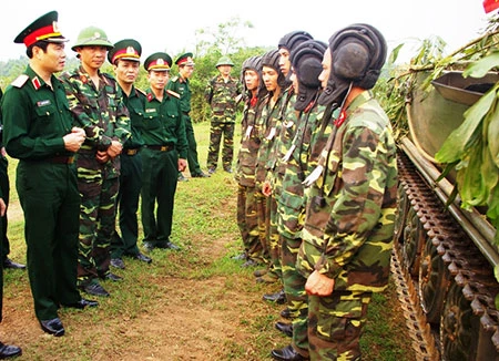 Kiểm tra huấn luyện sẵn sàng chiến đấu ở hai lữ đoàn xe tăng